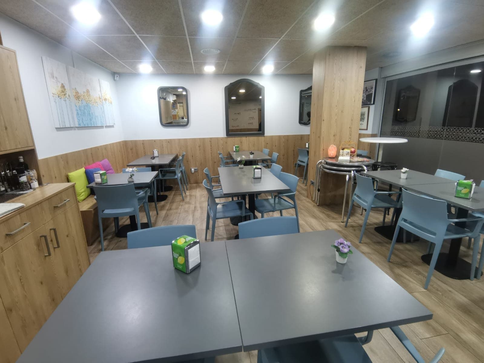 Local en Venta + Traspaso en Molins de Rei: ¡Listo para entrar y con salida de humos! - Foto 5