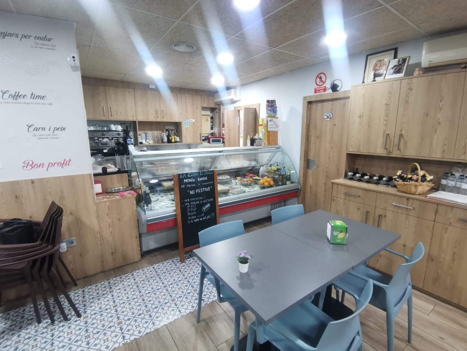 Local en Venta + Traspaso en Molins de Rei: ¡Listo para entrar y con salida de humos! - Foto 1