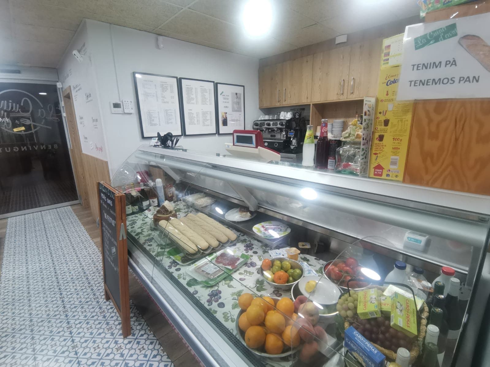 Local en Venta + Traspaso en Molins de Rei: ¡Listo para entrar y con salida de humos! - Foto 2