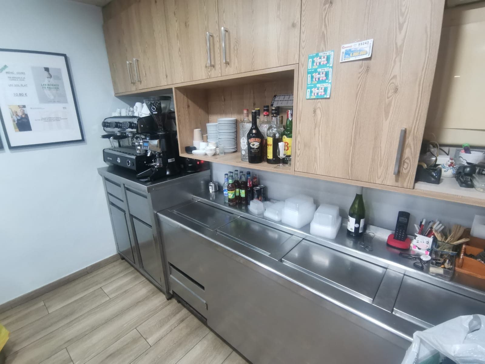 Local en Venta + Traspaso en Molins de Rei: ¡Listo para entrar y con salida de humos! - Foto 4