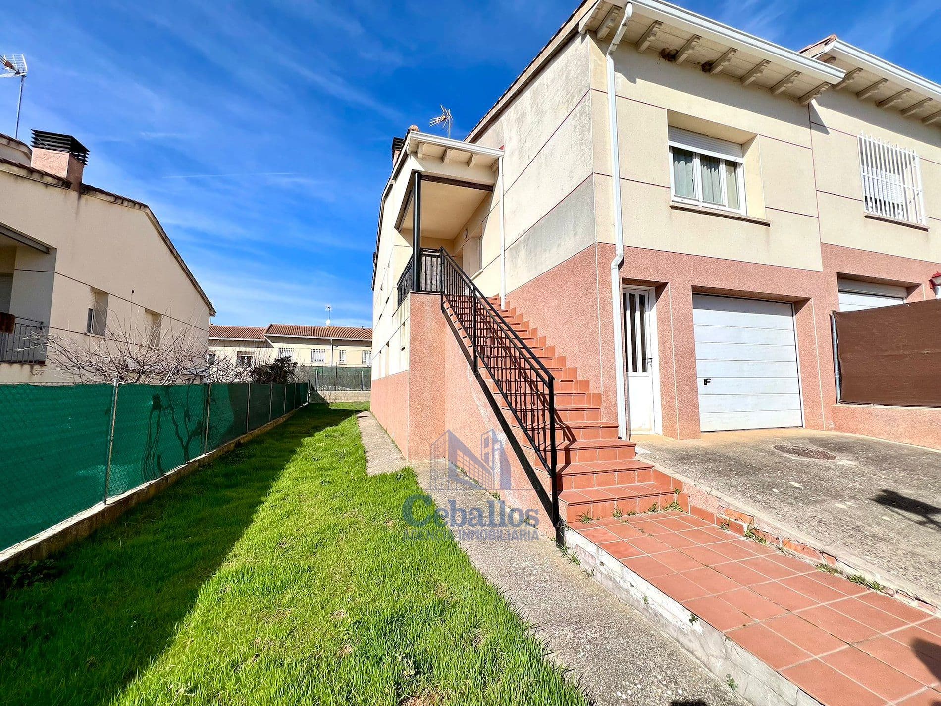 Fantástico chalet pareado de esquina que se encuentra en la encantadora localidad de Horche, en Guadalajara, - Foto 2