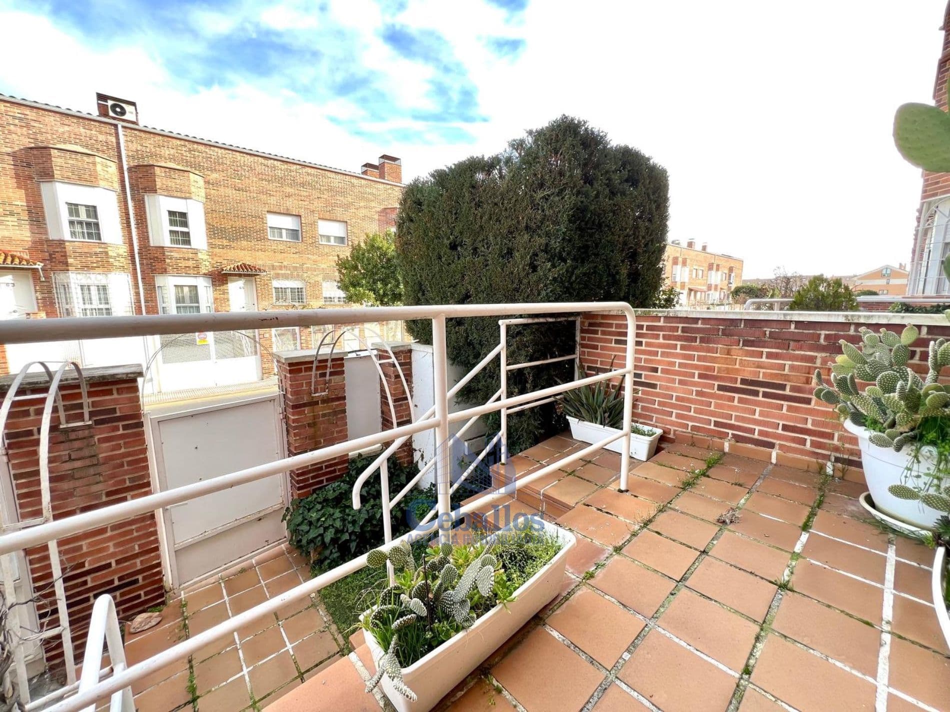 🏡 CHALET ADOSADO EN MANANTIALES – ESPACIO, CHIMENEA Y JARDÍN PRIVADO - Foto 1