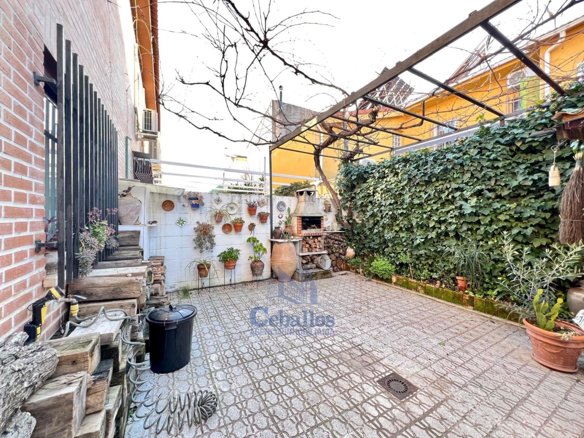 🏡 CASA ADOSADA REFORMADA EN MARCHAMALO - Foto 1