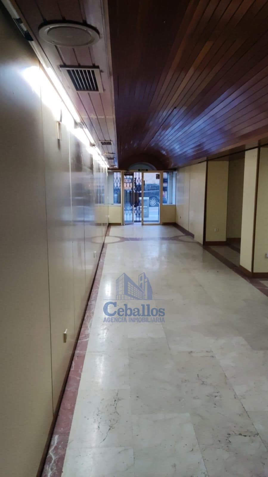 Local comercial con una ubicación privilegiada y rodeado de todos los servicios - Foto 1