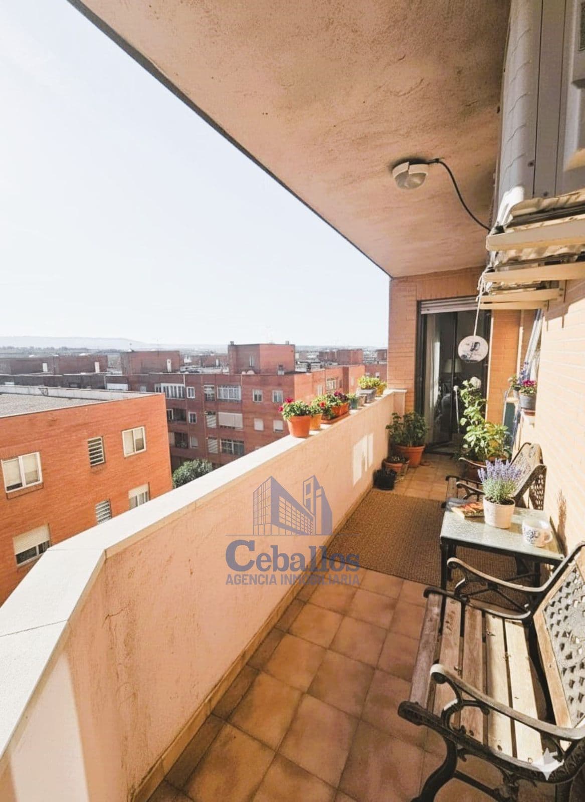 Descubre este encantador piso estándar, situado en la codiciada zona de Manantiales en Guadalajara - Foto 1