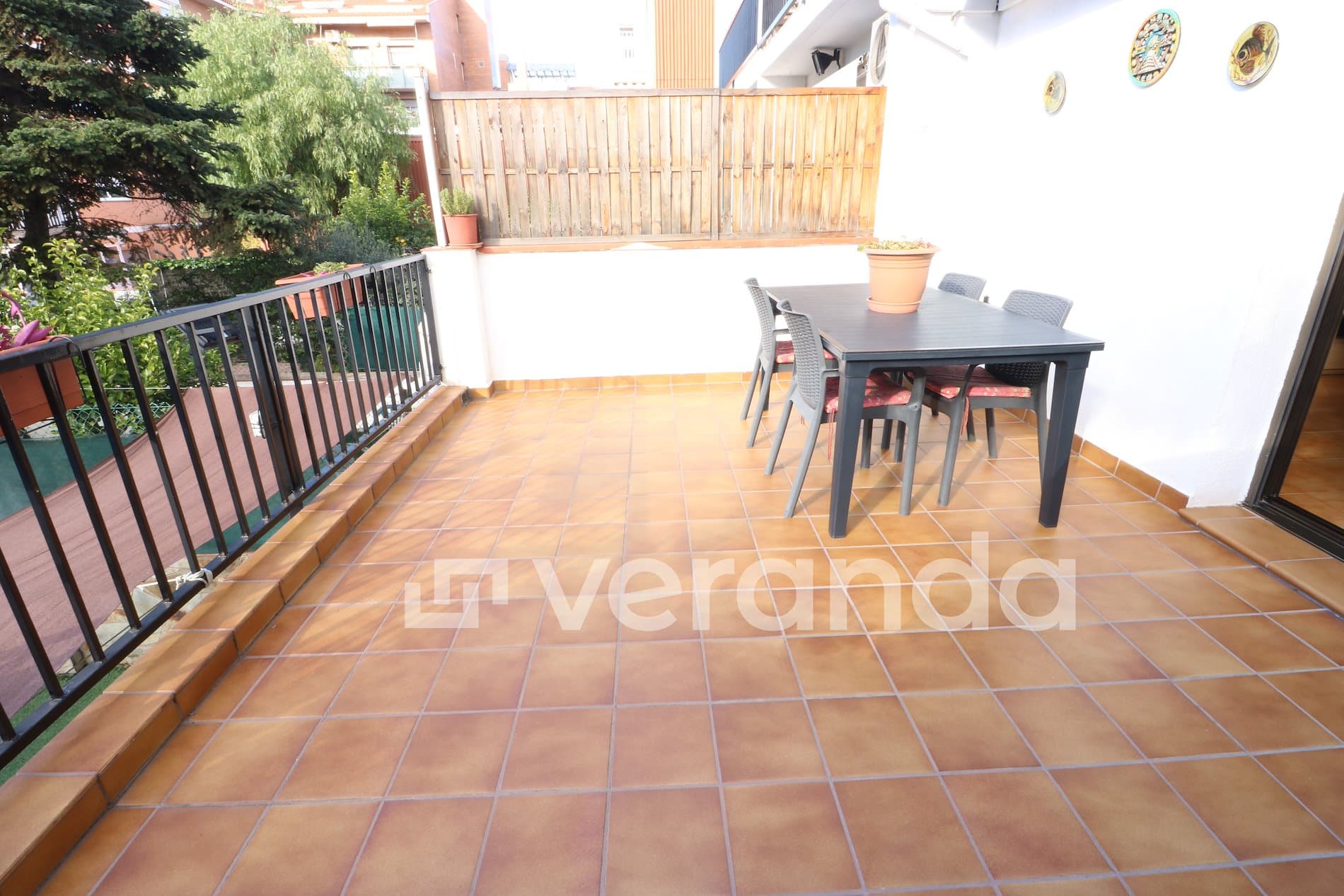 CASA ADOSADA EN ZONA CENTRO CON JARDIN - Foto 2