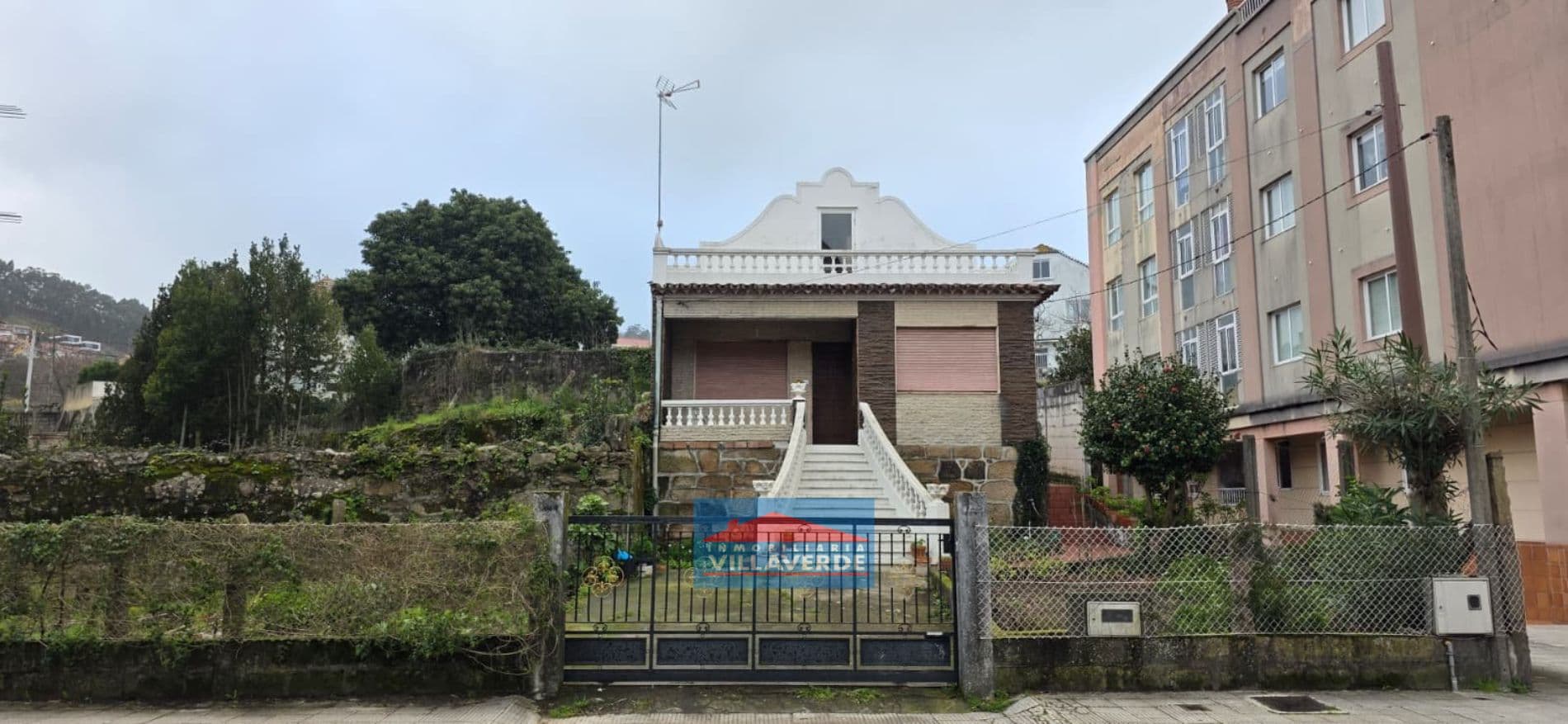 CASA CON FINCA EN EL CENTRO DE CANGAS - Foto 1