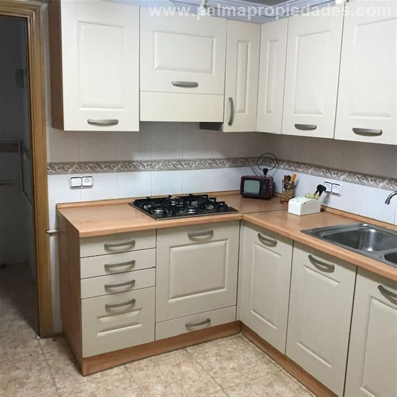 PISO DE CUATRO HABITACIONES EN ZONA FONERS AVENIDAS - Foto 2