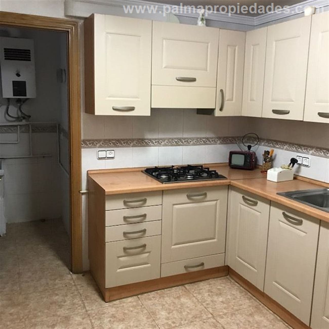 PISO DE CUATRO HABITACIONES EN ZONA FONERS AVENIDAS - Foto 3