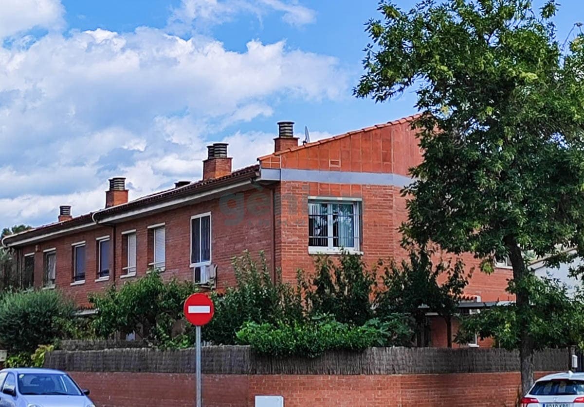 CASA ESQUINERA EN GIRONA, FONTAJAU. JARDÍN TODO ALREDEDOR Y 3 HABITACIONES DOBLES - Foto 1