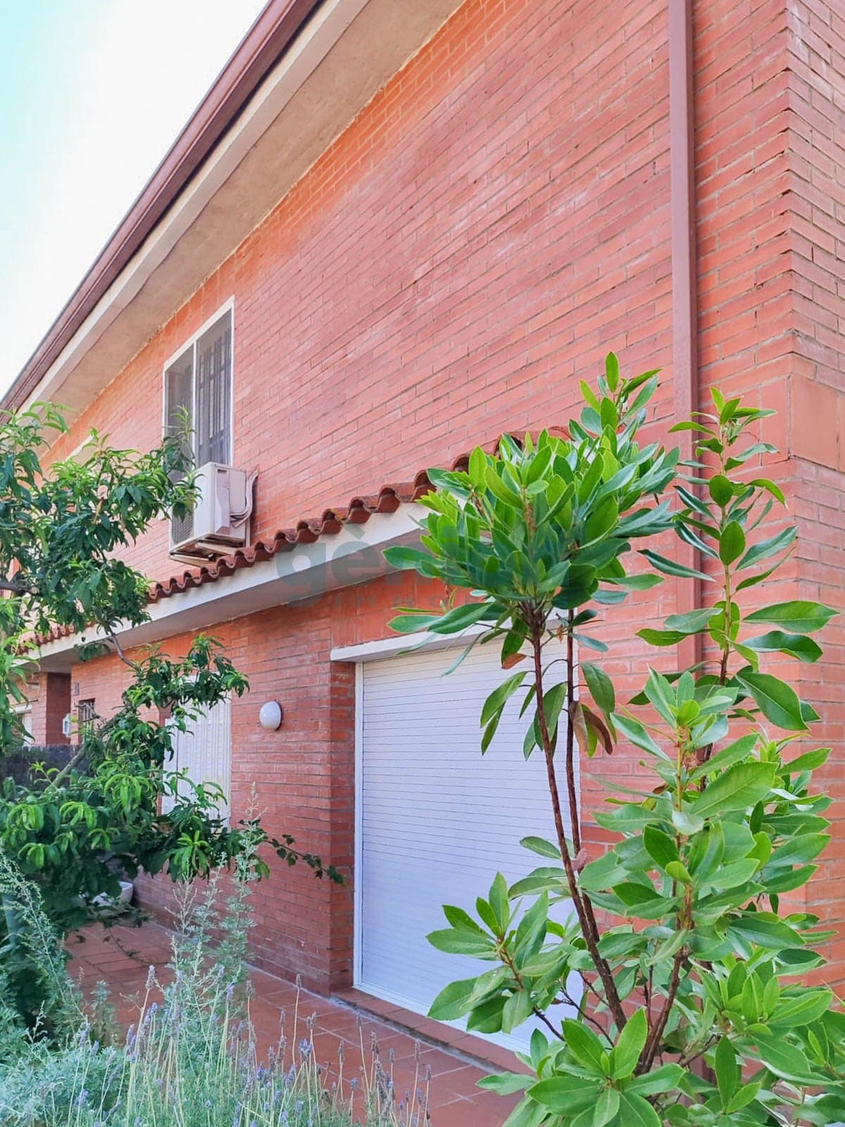 CASA ESQUINERA EN GIRONA, FONTAJAU. JARDÍN TODO ALREDEDOR Y 3 HABITACIONES DOBLES - Foto 2