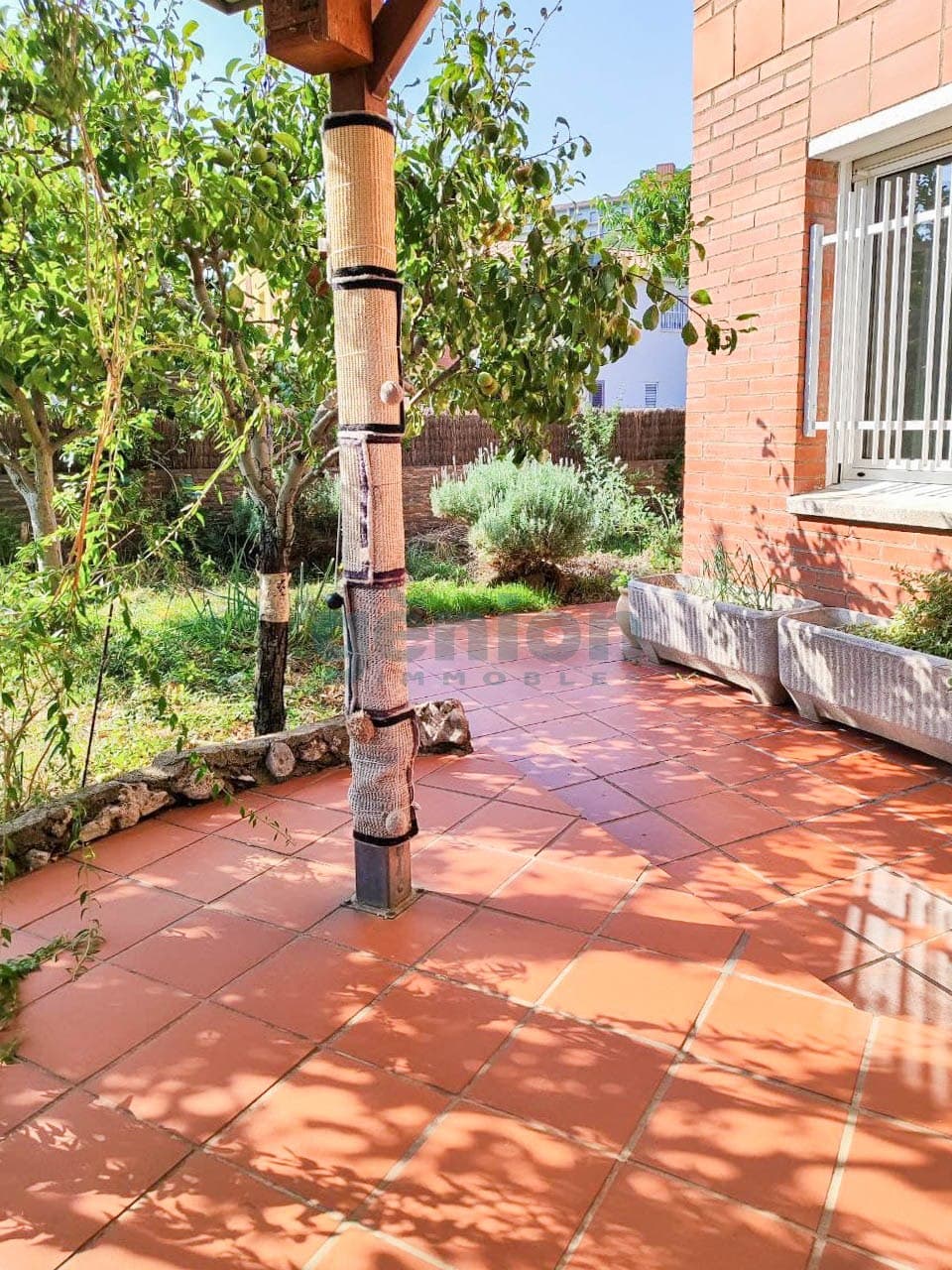 CASA ESQUINERA EN GIRONA, FONTAJAU. JARDÍN TODO ALREDEDOR Y 3 HABITACIONES DOBLES - Foto 4