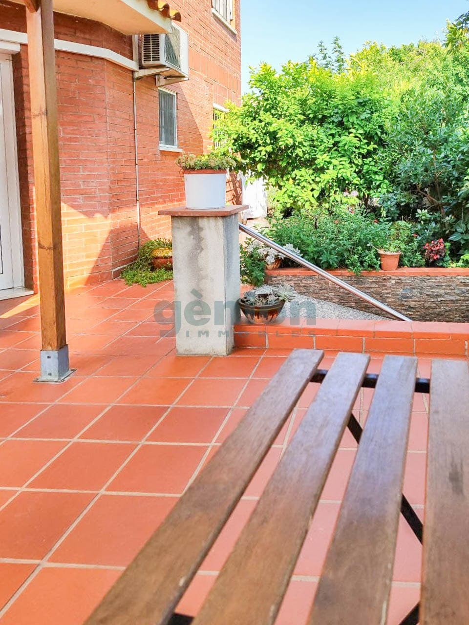 CASA ESQUINERA EN GIRONA, FONTAJAU. JARDÍN TODO ALREDEDOR Y 3 HABITACIONES DOBLES - Foto 3