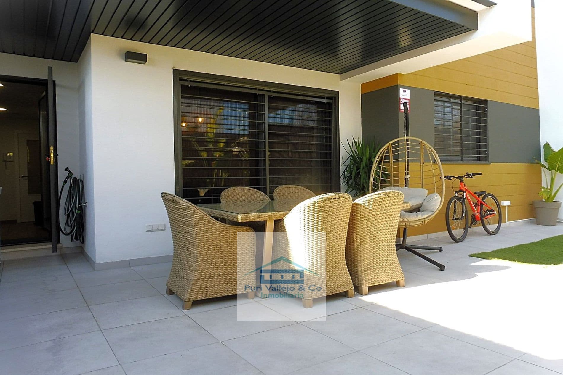 Espectacular piso con precioso jardín de diseño. - Foto 1