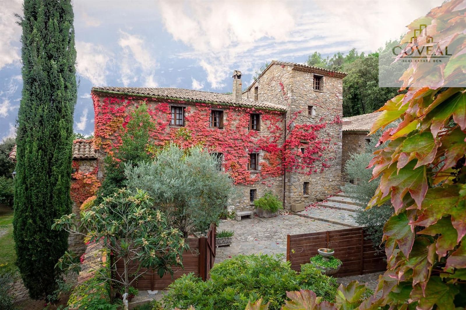 FANTASTICA MASIA DE 2443 M2 CON PARCELA DE 5,73 ha EN BEUDA - Foto 2