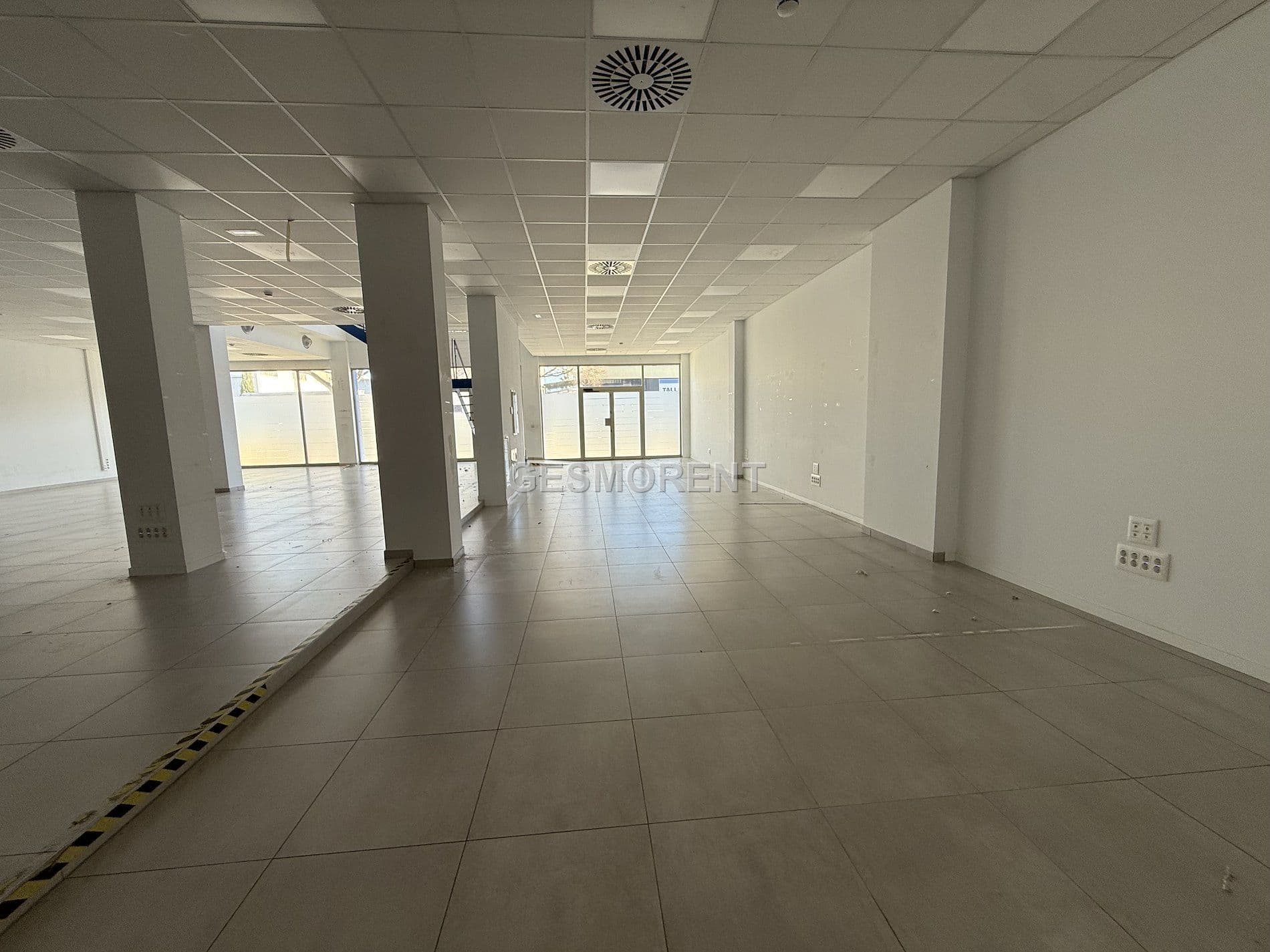 LOCAL COMERCIAL EN ALQUILER EN EL POLIGONO SON CASTELLO - Foto 1