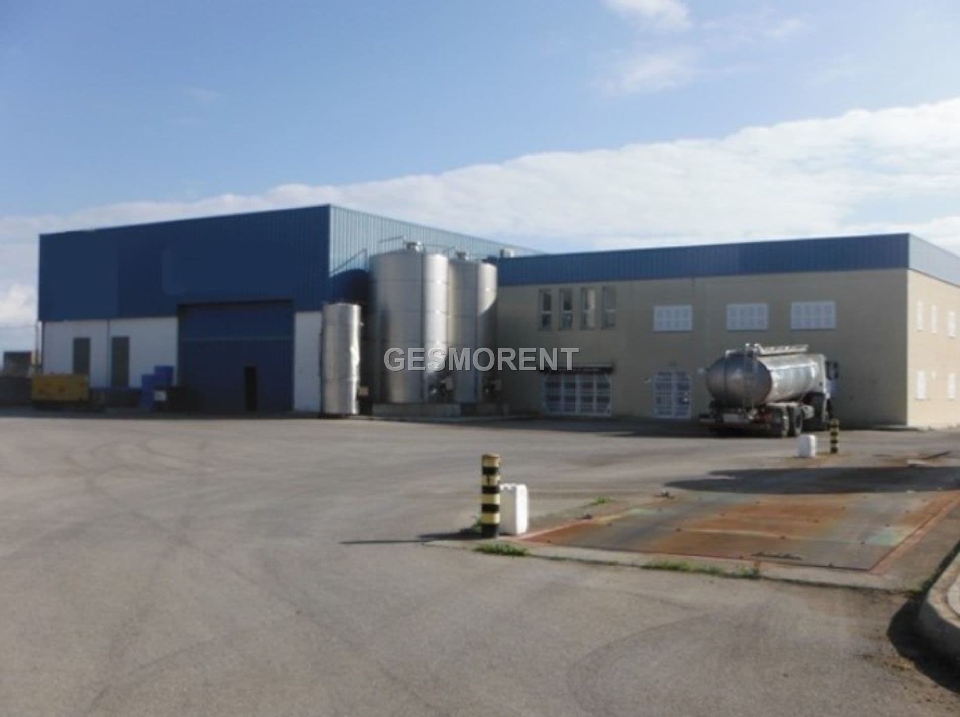 NAVE INDUSTRIAL CON EDIFICIO DE OFICINAS EN VENTA EN PORRERES - Foto 1