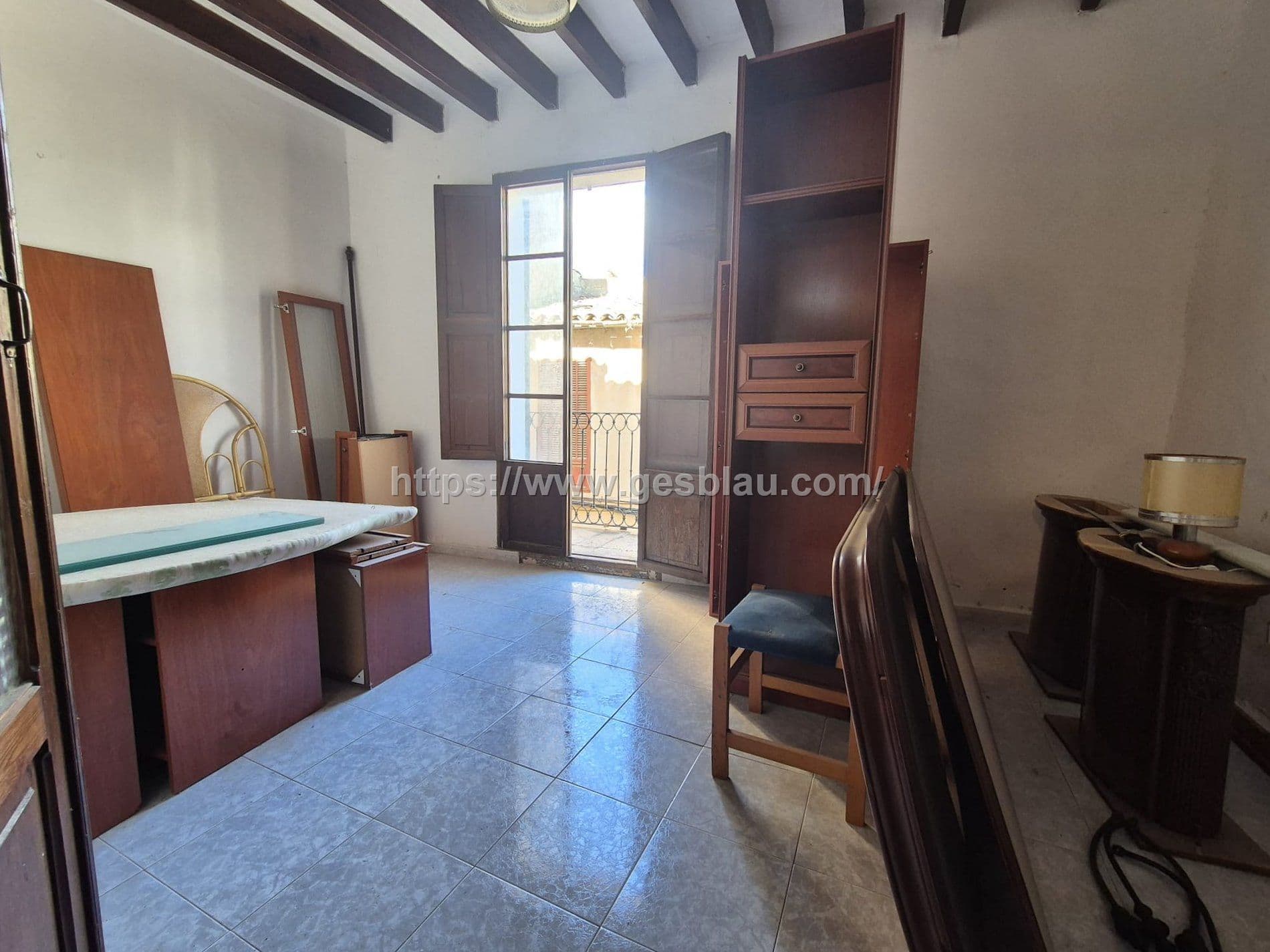 Primer piso para reformar en un edificio solo de dos vecinos. - Foto 3