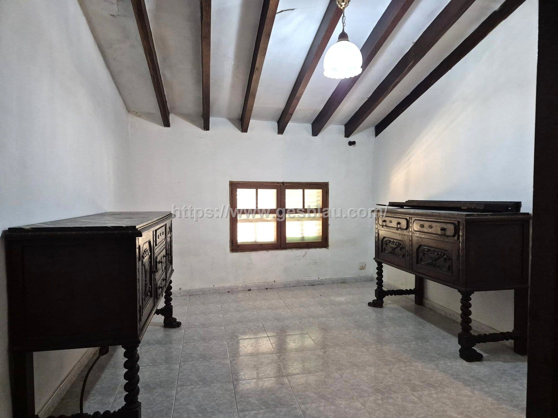 Primer piso para reformar en un edificio solo de dos vecinos. - Foto 1