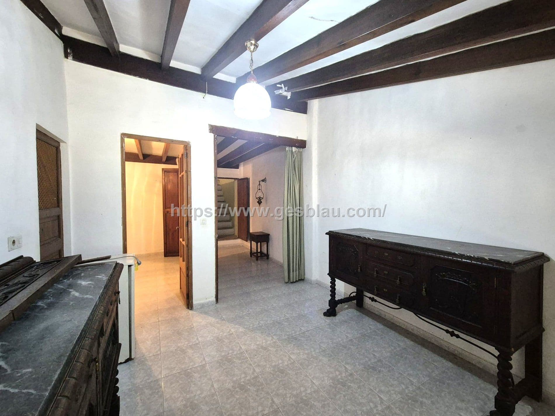 Primer piso para reformar en un edificio solo de dos vecinos. - Foto 2