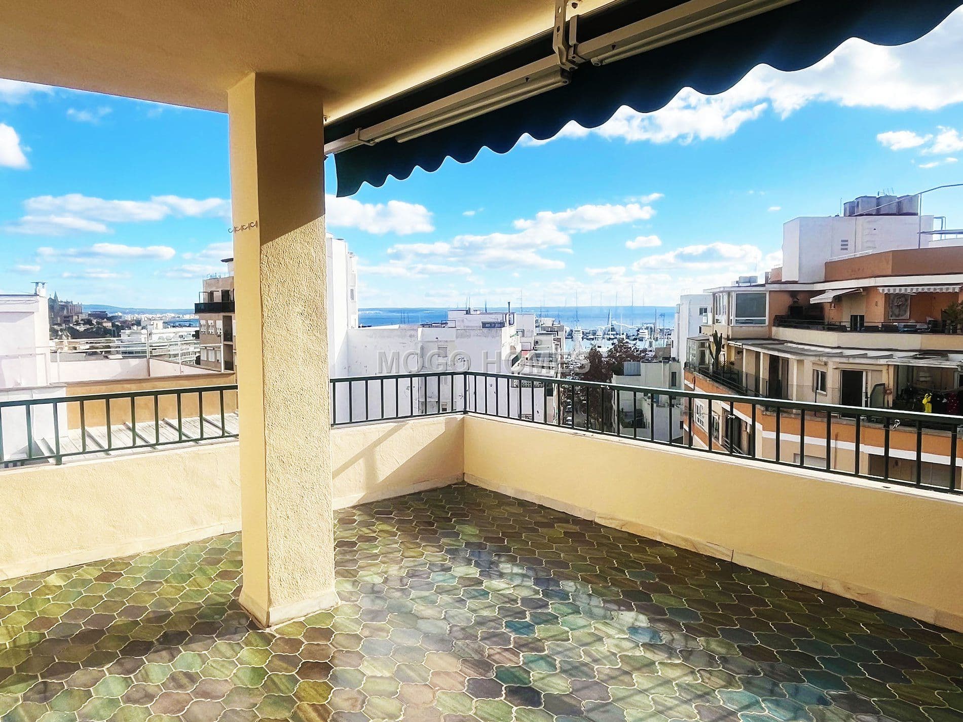 Sobre ático amueblado con amplias terrazas y vistas al mar, que incluye plaza de aparcamiento. - Foto 2