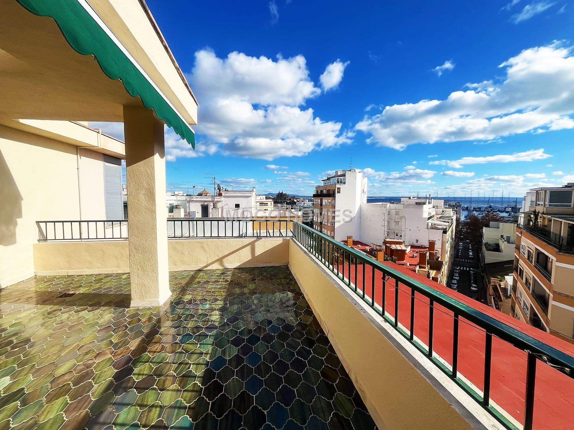 Sobre ático amueblado con amplias terrazas y vistas al mar, que incluye plaza de aparcamiento. - Foto 4