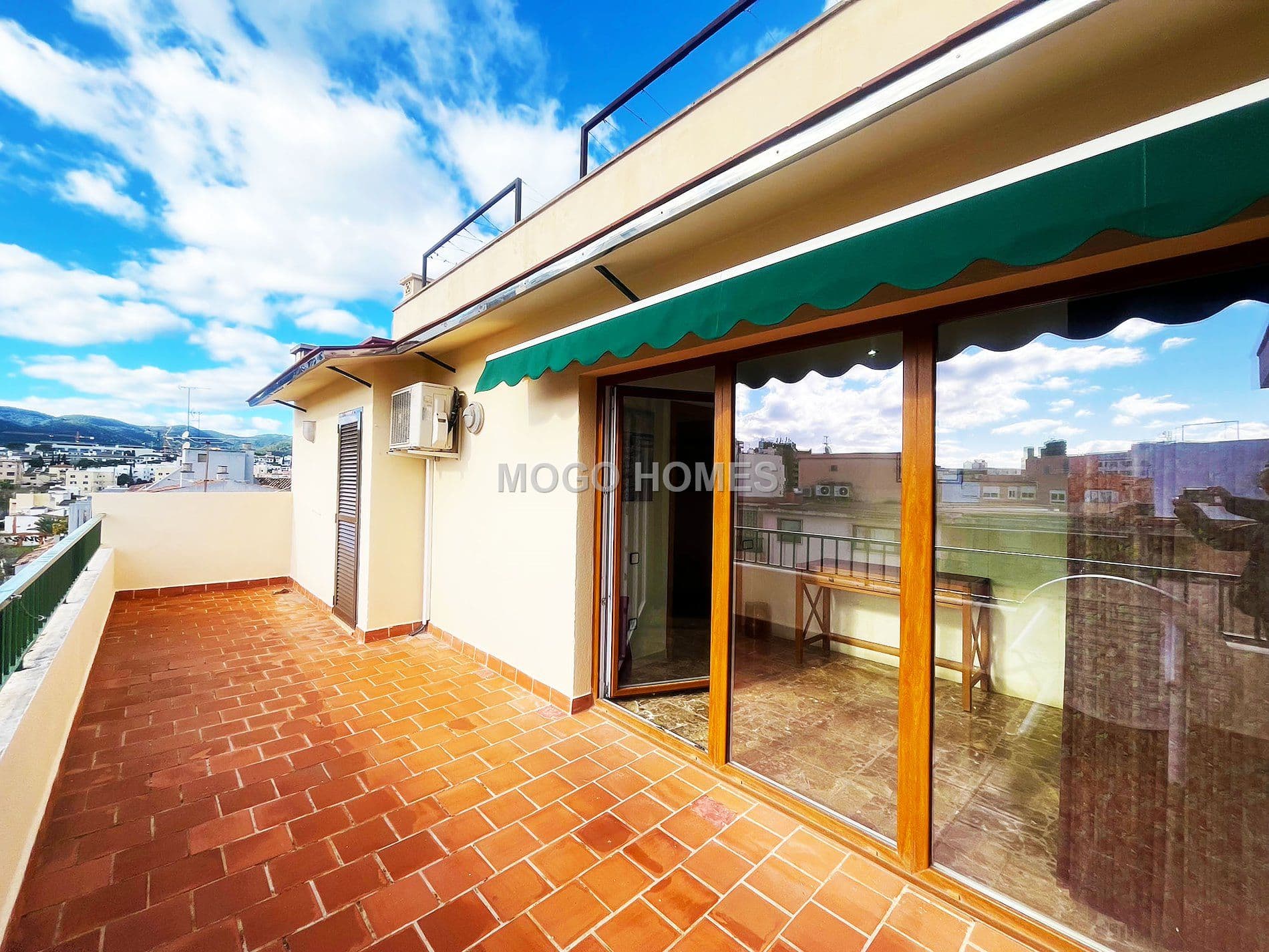 Sobre ático amueblado con amplias terrazas y vistas al mar, que incluye plaza de aparcamiento. - Foto 1