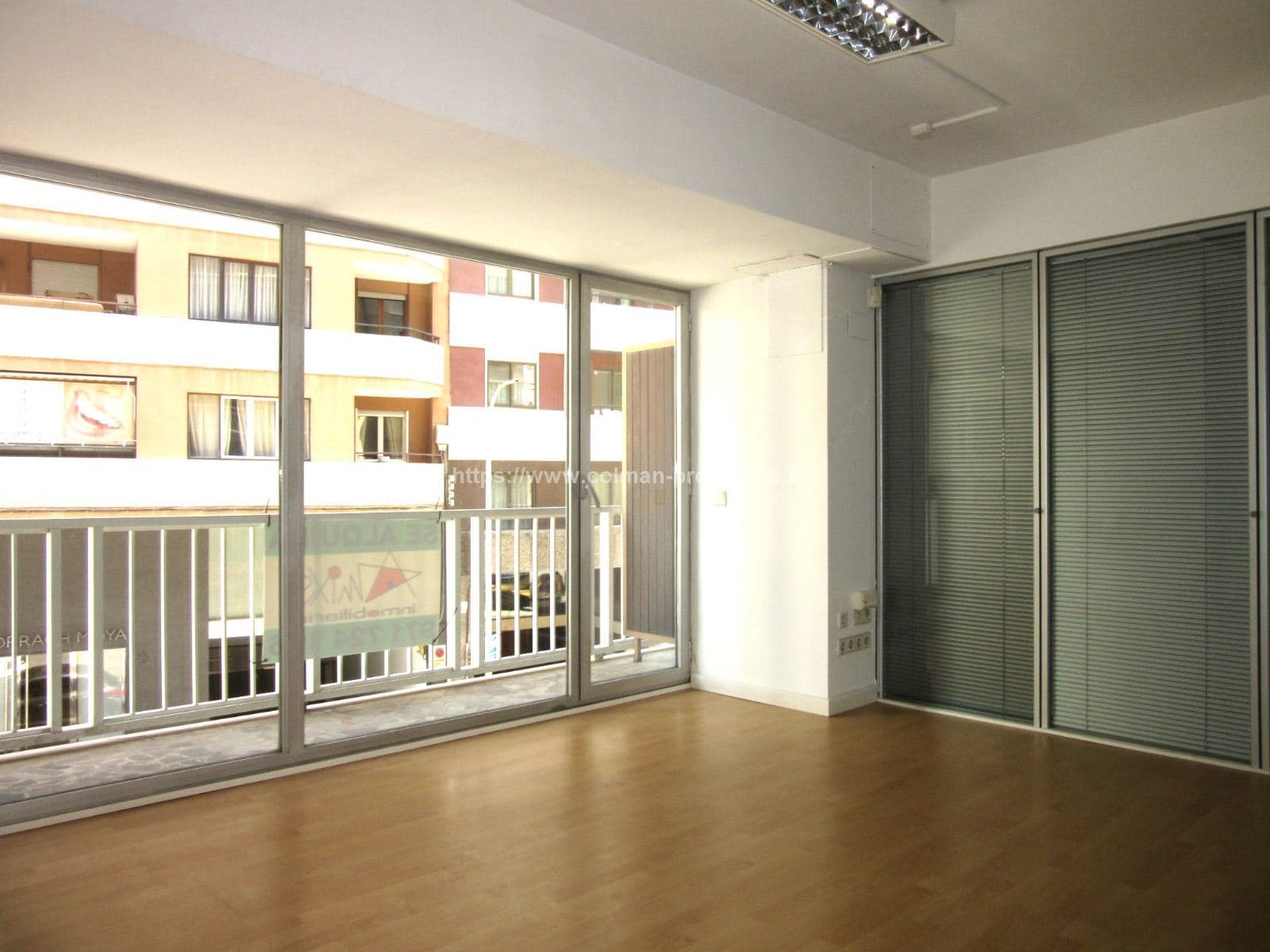 Bonita oficina con muy buena ubicación y muchas posibilidades - Foto 1