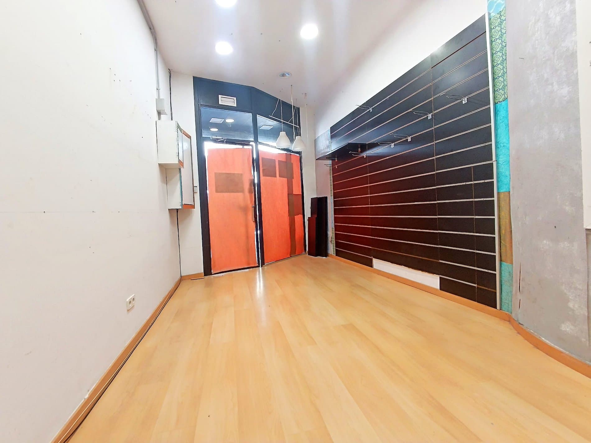 LOCAL EN ALQUILER EN PLENA ZONA COMERCIAL DE MOLINS DE REI - Foto 4