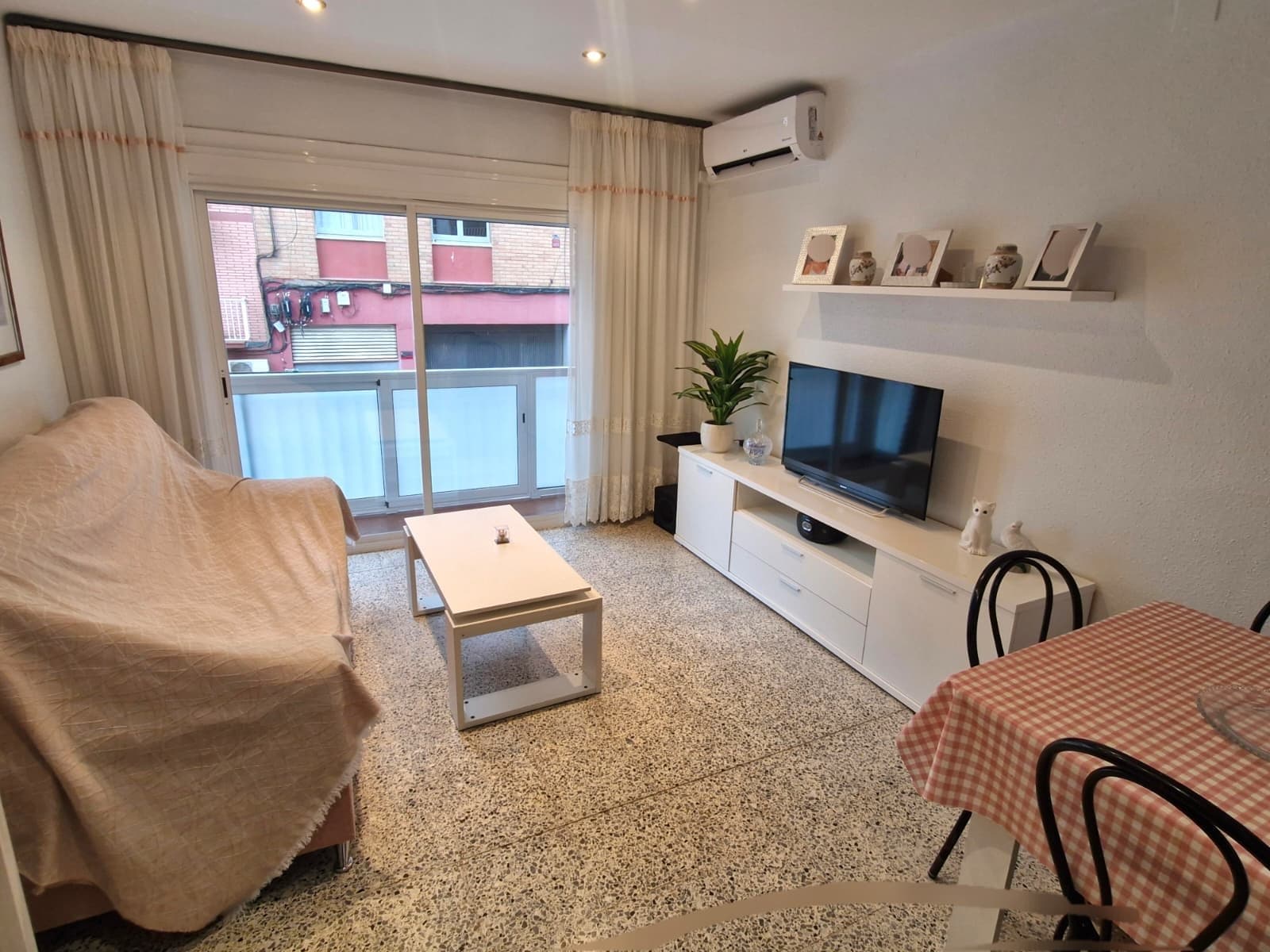 PISO CON 4 HABITACIONES Y BALCÓN - Foto 1