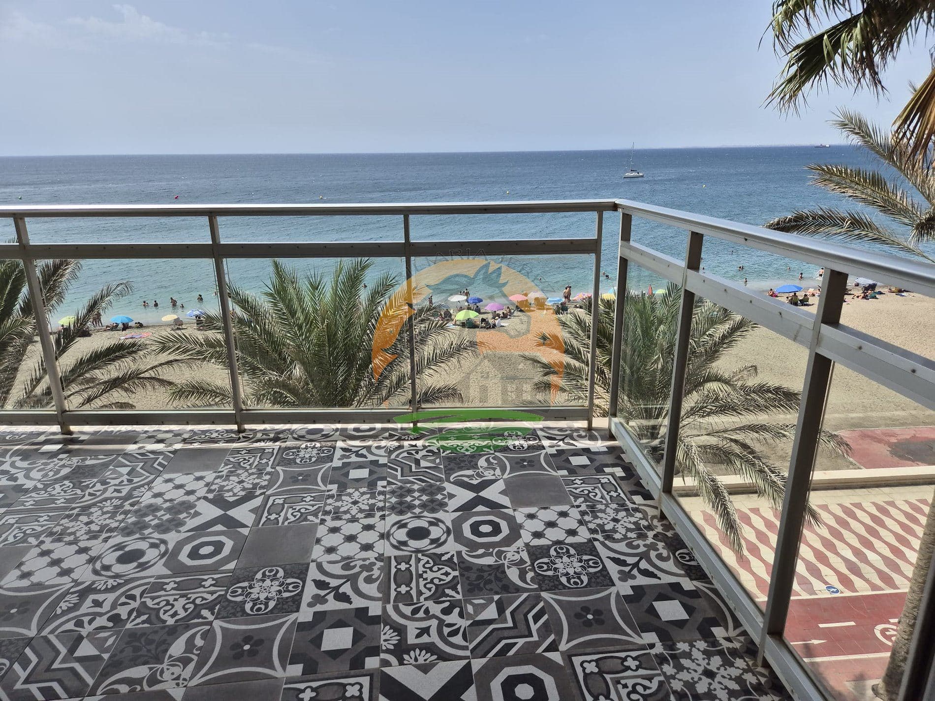 PRECIOSO PISO EN PRIMERA LINEA DE PLAYA - Foto 1