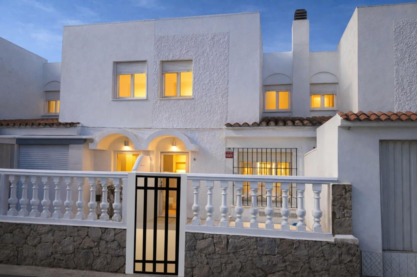 Luz, Diseño y Vida en el Corazón de Tarifa: Tu Nuevo Hogar Entre Dos Mares.- - Foto 1