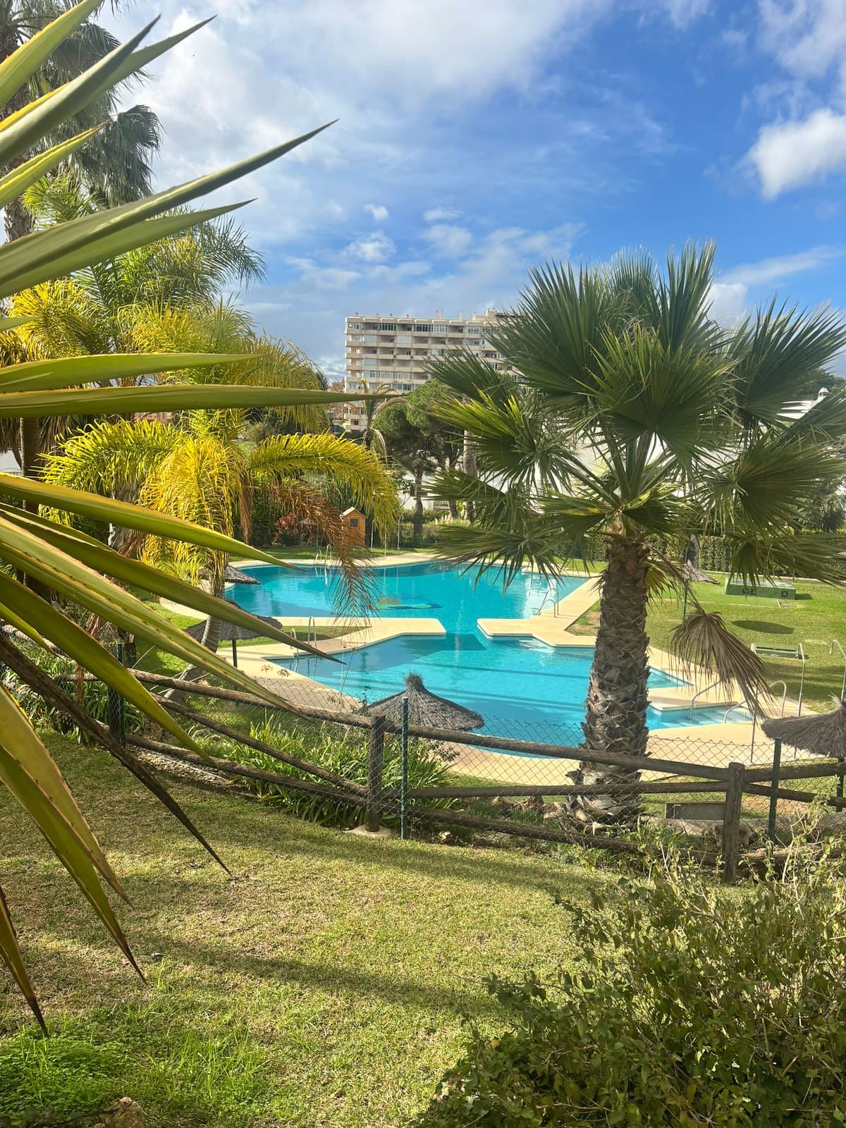 Adosado de cinco habitaciones, con dos baños y una aseo por un increíble precio ubicado en Estepona.- - Foto 1