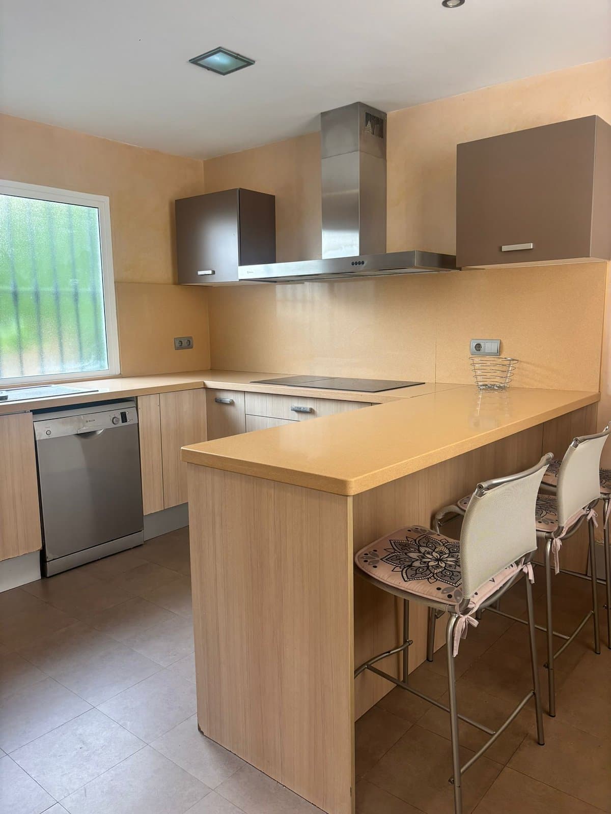 Adosado de cinco habitaciones, con dos baños y una aseo por un increíble precio ubicado en Estepona.- - Foto 3