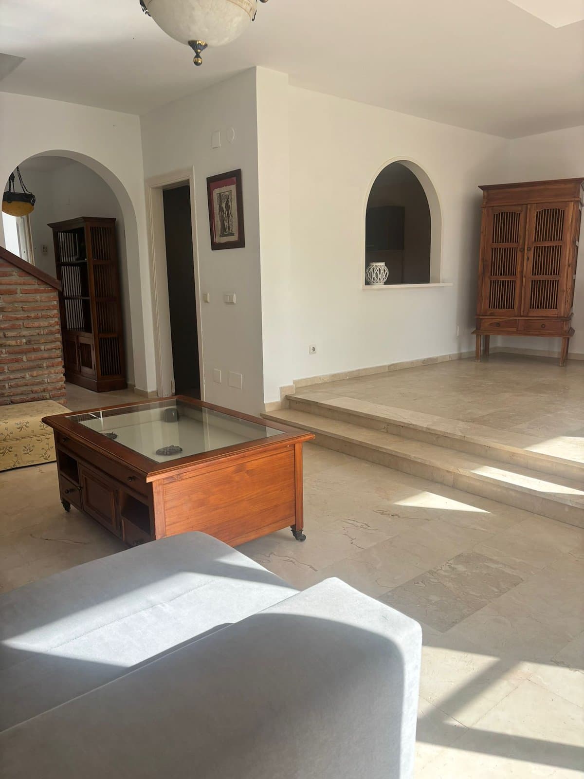 Adosado de cinco habitaciones, con dos baños y una aseo por un increíble precio ubicado en Estepona.- - Foto 2