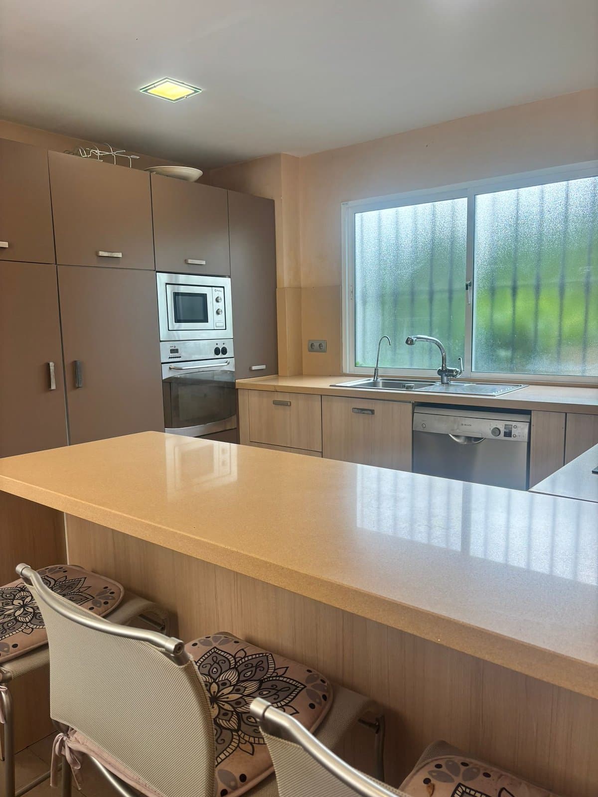 Adosado de cinco habitaciones, con dos baños y una aseo por un increíble precio ubicado en Estepona.- - Foto 5