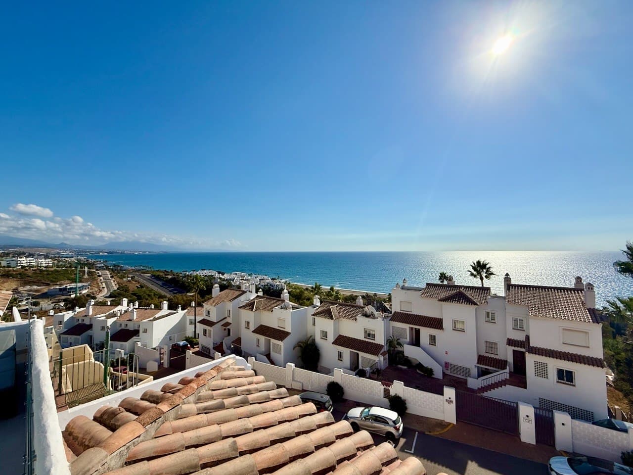 Amplio y luminoso Adosado ubicado en Casares.- - Foto 2