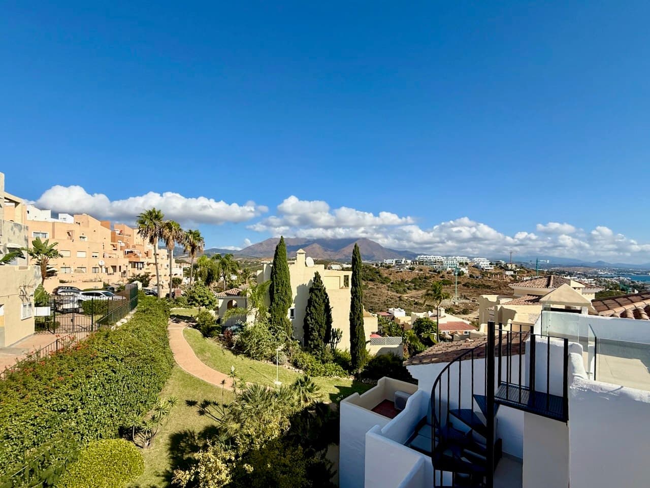 Amplio y luminoso Adosado ubicado en Casares.- - Foto 1