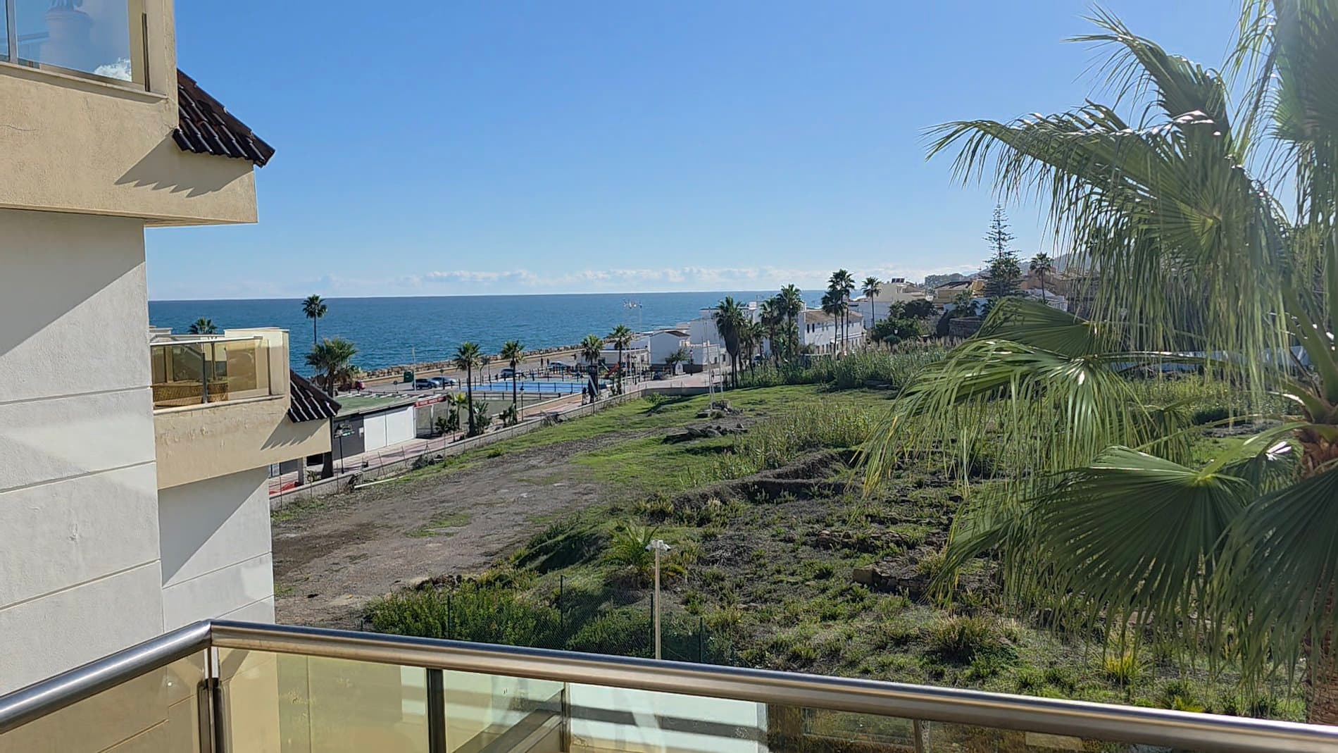 “Apartamento de 3 Dormitorios en Primera Línea de Playa – Puerto de la Duquesa” - Foto 2