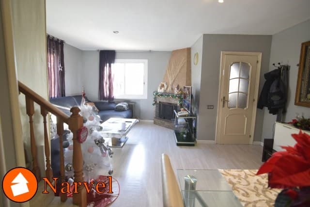 CASA ADOSADA ESQUINERA CON JARDÍN PRIVADO!! - Foto 2