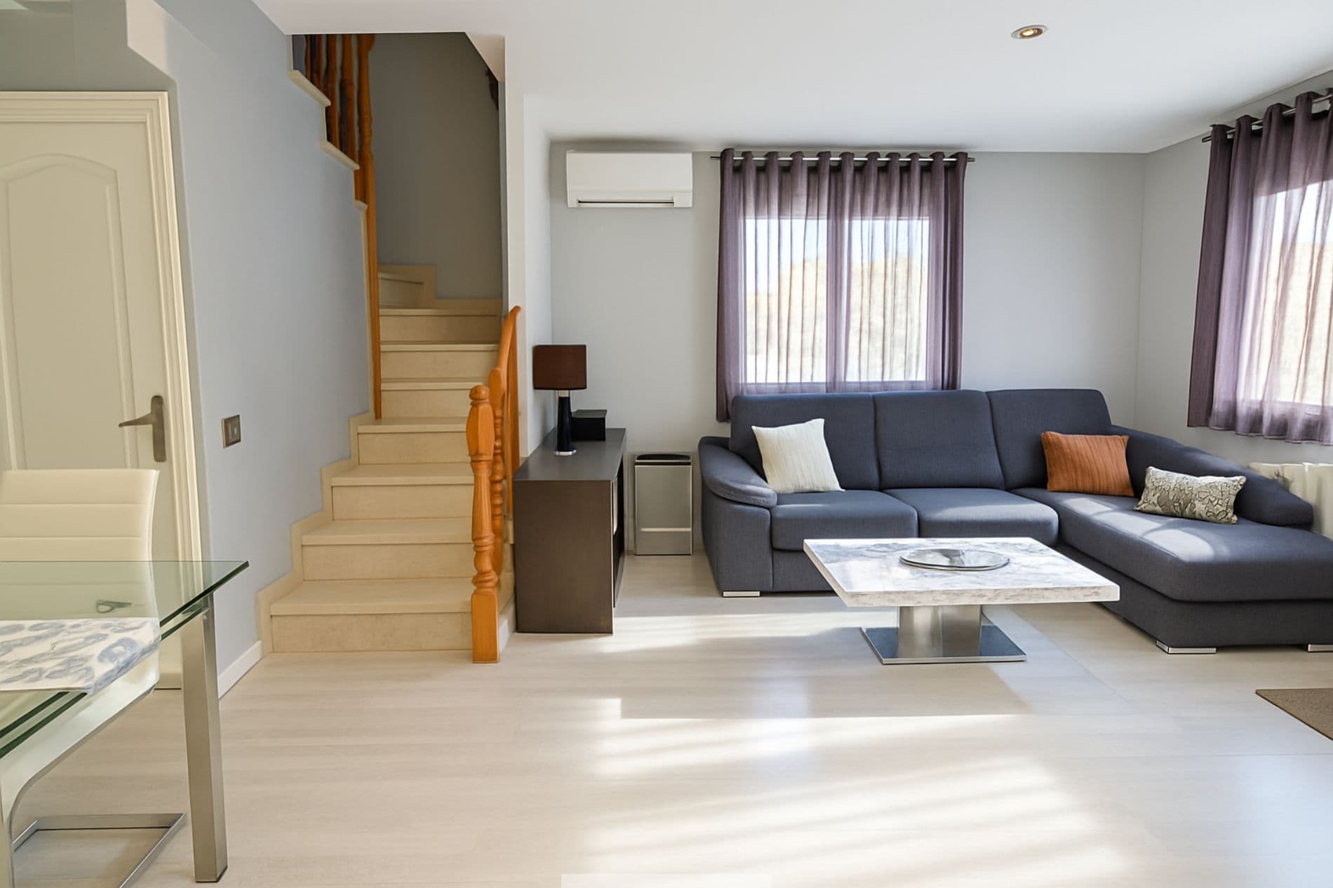 CASA ADOSADA ESQUINERA CON JARDÍN PRIVADO!! - Foto 3