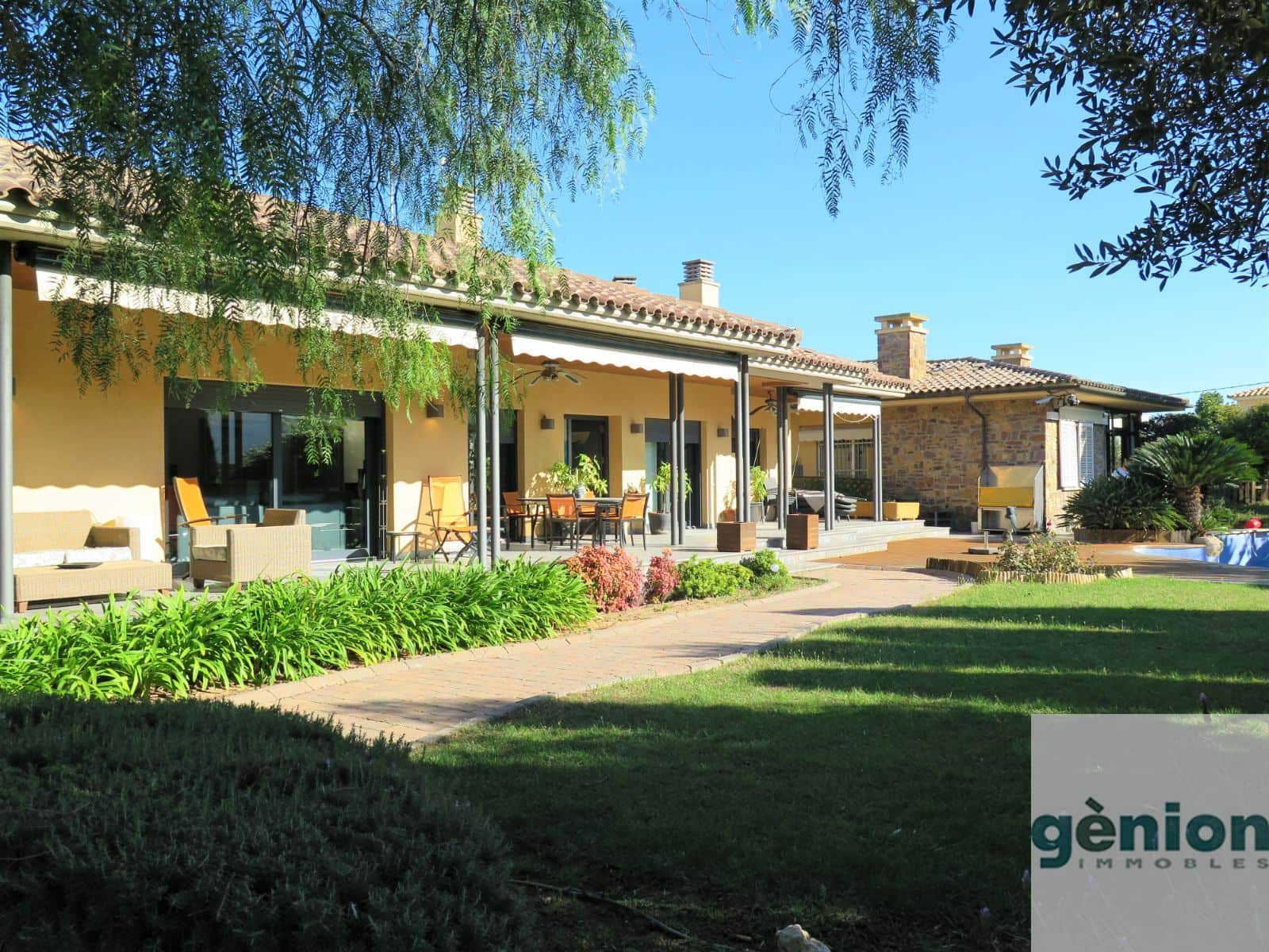 CONJUNTO RESIDENCIAL DE 2 CASAS EN L’ESCALA: 1.372M² DE PCL. Y 878M² CONSTRUIDOS - Foto 2